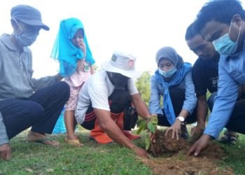 Peringati Hari Ozon International Piranha Tanam Bibit Tanaman Hutan, Kepala Desa Sebut Ini Ajang Silaturahmi