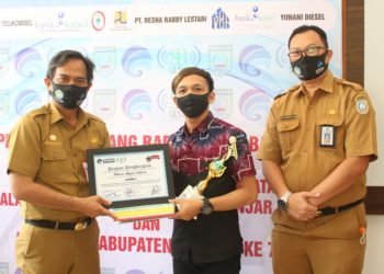 Kadis Kominfo Banjar Serahkan Piala Kepada Pemilihan Bintang Radio Suara Banjar
