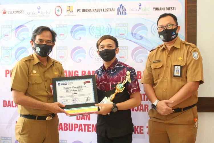 Kadis Kominfo Banjar Serahkan Piala Kepada Pemilihan Bintang Radio Suara Banjar