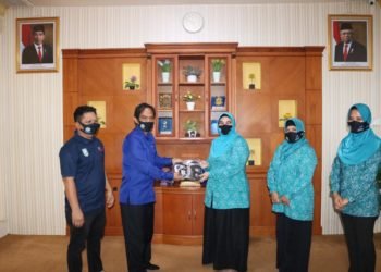 Dukung Aksi Gebrak Masker PKK, Kominfo Banjar Serahkan Masker