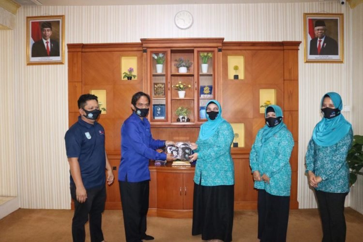Dukung Aksi Gebrak Masker PKK, Kominfo Banjar Serahkan Masker