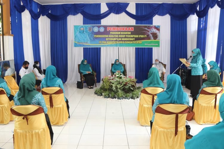 TP PKK HSS Lakukan Kegiatan Untuk Peningkatan Kualitas Hidup Perempuan Melalui Keterampilan Handicraft