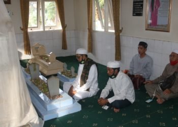 Walau Sibuk Kampanye, Guru Fadlan Tetap Utamakan Ziarah Kemakam Orang Tua