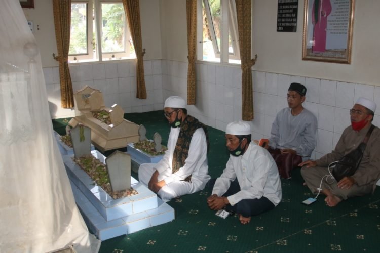 Walau Sibuk Kampanye, Guru Fadlan Tetap Utamakan Ziarah Kemakam Orang Tua