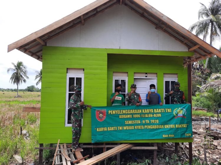 Khairul Fitri Bahagia Setelah Rumahnya Di Rehab Oleh TNI Melalui Program Karya Bakti TNI