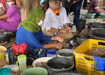 Haris – Ilham Kupas Kulit Udang Bersama Para Ibu