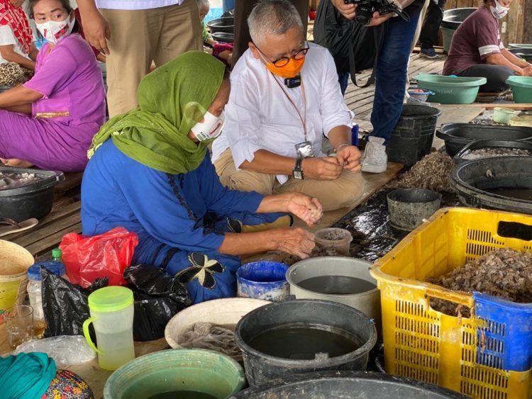 Haris – Ilham Kupas Kulit Udang Bersama Para Ibu