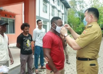 Bernhard Bagikan Masker dan Cairan Disinfektan Kepada Warga Papua di Banjarbaru