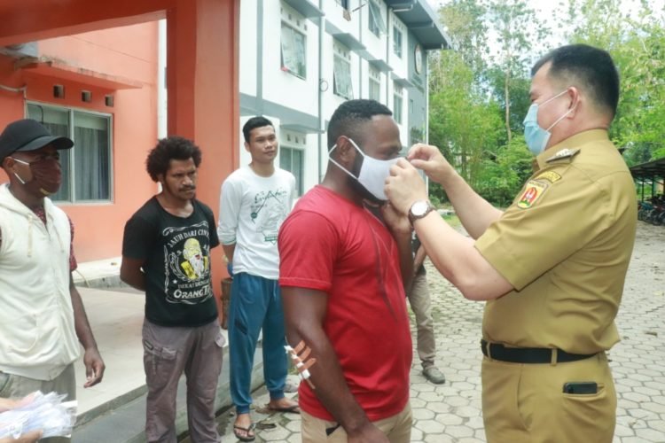 Bernhard Bagikan Masker dan Cairan Disinfektan Kepada Warga Papua di Banjarbaru