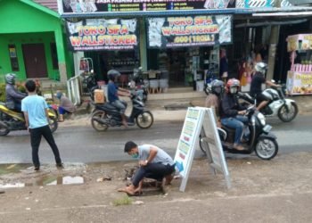 Ketua Komisi IV DPRD Kabupaten Banjar Spontan Angkat Sampah Di Drainase Setelah Hujan