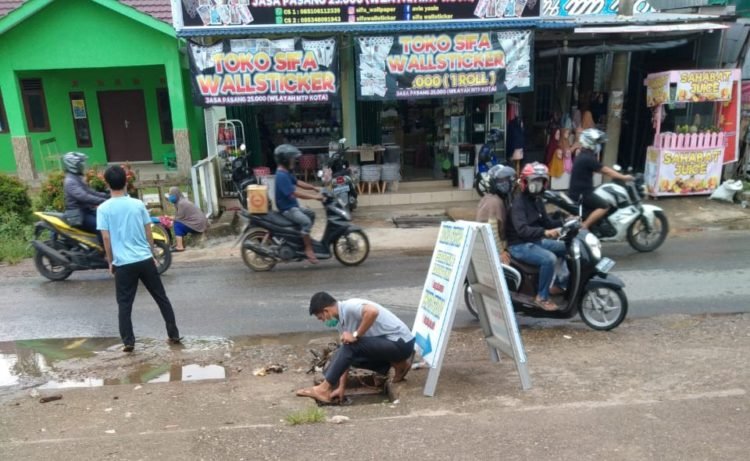 Ketua Komisi IV DPRD Kabupaten Banjar Spontan Angkat Sampah Di Drainase Setelah Hujan