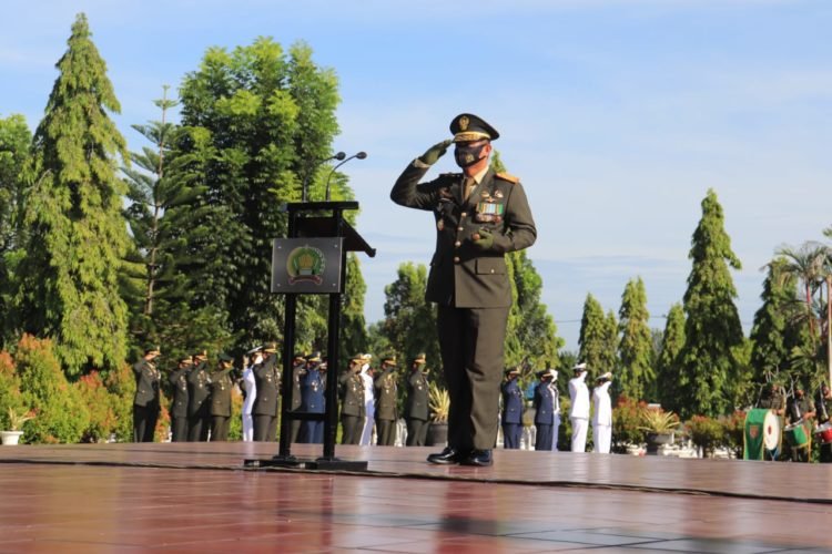 HUT TNI Ke -75, Danrem 101/ Antasari Ziarah Ke Makam Pahlawan