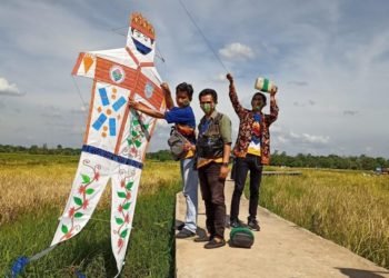 Pendamping Desa Di Kabupaten Banjar Naikkan Layang Layang Di Hari Batik