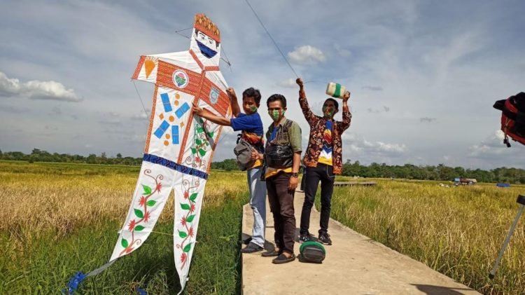 Pendamping Desa Di Kabupaten Banjar Naikkan Layang Layang Di Hari Batik