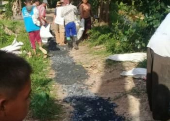 Sambangi warga Desa Pambantanan, Anak H Rusli Berikan Bantuan Batu Split Untuk Perbaikan Jalan Rusak