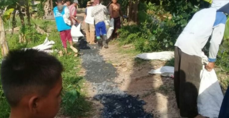 Sambangi warga Desa Pambantanan, Anak H Rusli Berikan Bantuan Batu Split Untuk Perbaikan Jalan Rusak