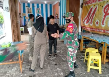 Guna Terapkan Protokol Kesehatan, Babinsa Kodim 1006 Martapura Berikan Himbauan Kepada masyarakat