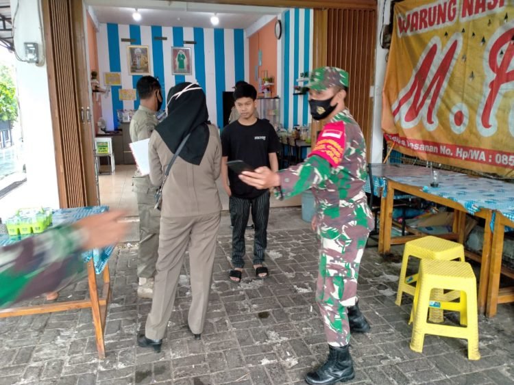 Guna Terapkan Protokol Kesehatan, Babinsa Kodim 1006 Martapura Berikan Himbauan Kepada masyarakat