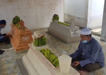 H Saidi Mansyur Lakukan Rutinitas Zaiarah Ke Makam Kakek Dan Neneknya