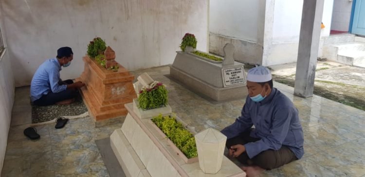 H Saidi Mansyur Lakukan Rutinitas Zaiarah Ke Makam Kakek Dan Neneknya