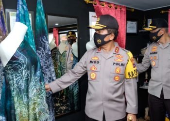 Kapolda Kalsel Kunjungi Kampung Sasirangan, Intruksikan Memakai Sasirangan Hari Jum’at