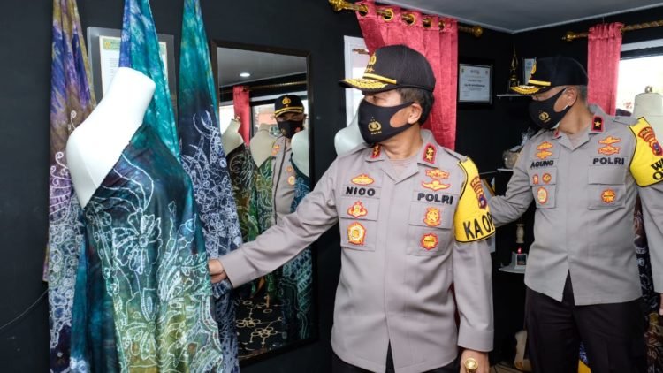 Kapolda Kalsel Kunjungi Kampung Sasirangan, Intruksikan Memakai Sasirangan Hari Jum’at