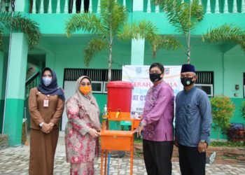 Ketua TP PKK Dan Kadis Perindag Bagikan Alat Cuci Tangan Portabel Ke Pesantren Dan TPA
