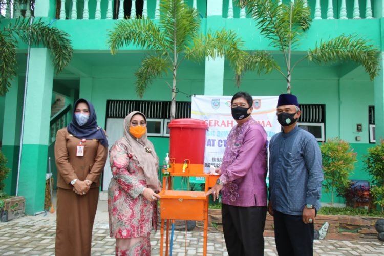 Ketua TP PKK Dan Kadis Perindag Bagikan Alat Cuci Tangan Portabel Ke Pesantren Dan TPA