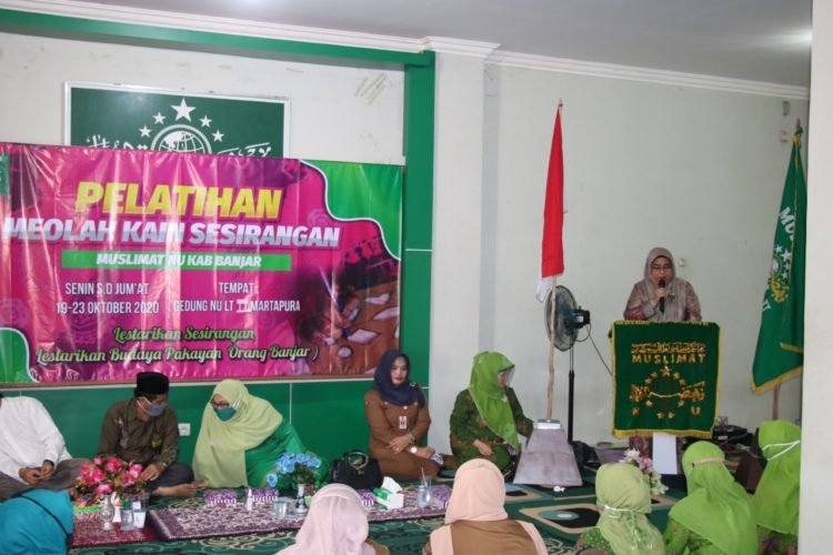 PC Muslimat Kabupaten Banjar Gelar Latihan Pembuatan Kain Sasirangan Dan Dibuka Ketua TP PKK