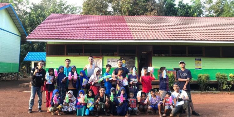 Garis Relawan Lakukan Bakti Sosial Dengan Membagikan Al Quran Dan Mukena Di Desa Belangian
