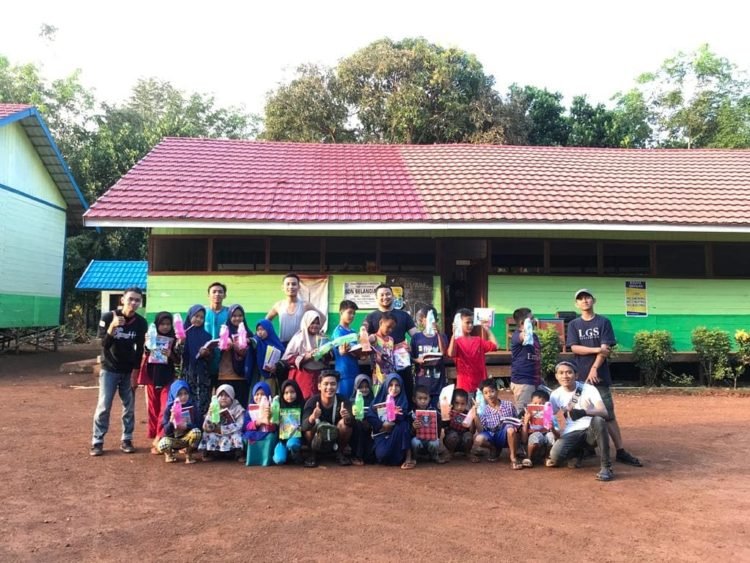 Garis Relawan Lakukan Bakti Sosial Dengan Membagikan Al Quran Dan Mukena Di Desa Belangian
