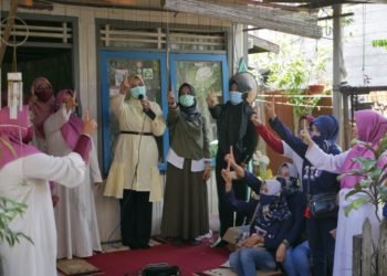 Emak-emak Dukung Saidi – Habib Hidrus Al-Habsy, Jalan Di pelosok Siap Diprioritaskam