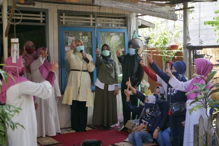 Emak-emak Dukung Saidi – Habib Hidrus Al-Habsy, Jalan Di pelosok Siap Diprioritaskam
