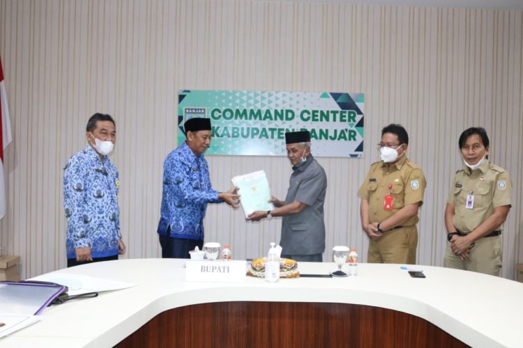 Bupati Banjar Terima Sertifikat Barang Milik Daerah Usai Kegiatan Peringatan Hari Pahlawan Secara Virtual
