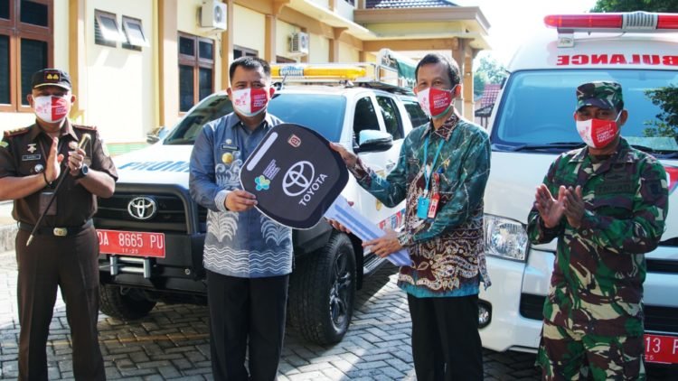 Bernhard Serahkan Bantuan Mobil Oprasional Dari Kemenkes
