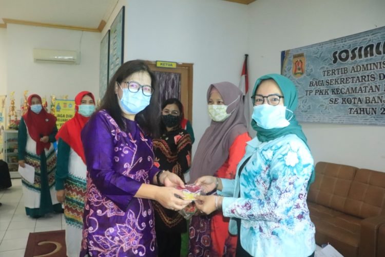 Vonny Bagi Masker Untuk Pemenang Lomba Ini