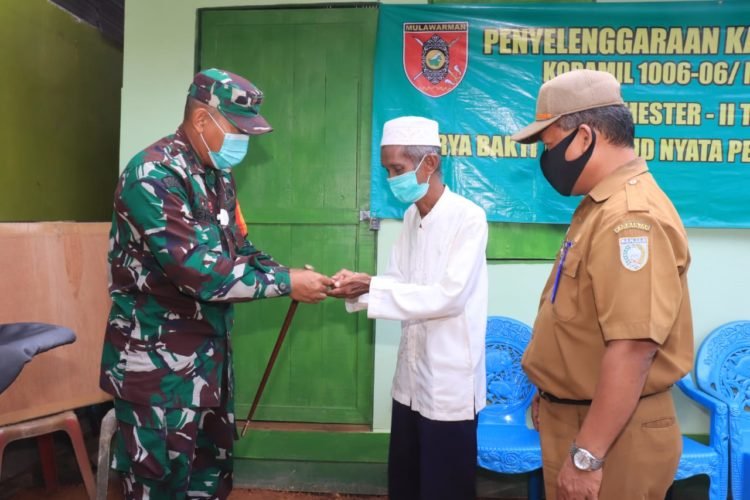 Dandim 1006/ Martapura Serahkan Kunci Rumah Kepada Warga Pekauman Setelah Di Rehab