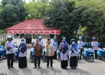 Bupati Banjar Serahkan 12 Unit Kendaraan Roda Dua Kepada Penyuluh KB