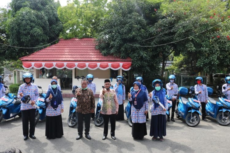 Bupati Banjar Serahkan 12 Unit Kendaraan Roda Dua Kepada Penyuluh KB
