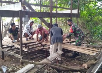 Anggota TNI Danramil 1006-08/ Gambut Bongkar Rumah Milik Muhammad Sadid