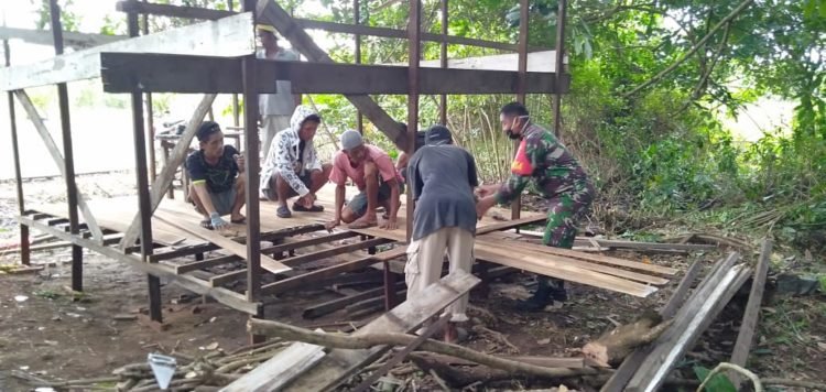 Anggota TNI Danramil 1006-08/ Gambut Bongkar Rumah Milik Muhammad Sadid