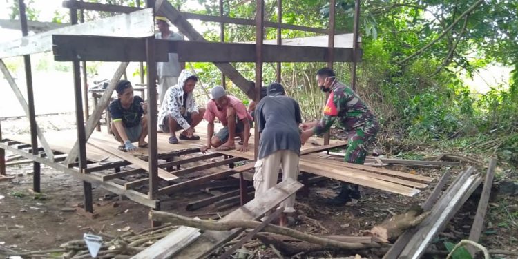 Anggota TNI Danramil 1006-08/ Gambut Bongkar Rumah Milik Muhammad Sadid