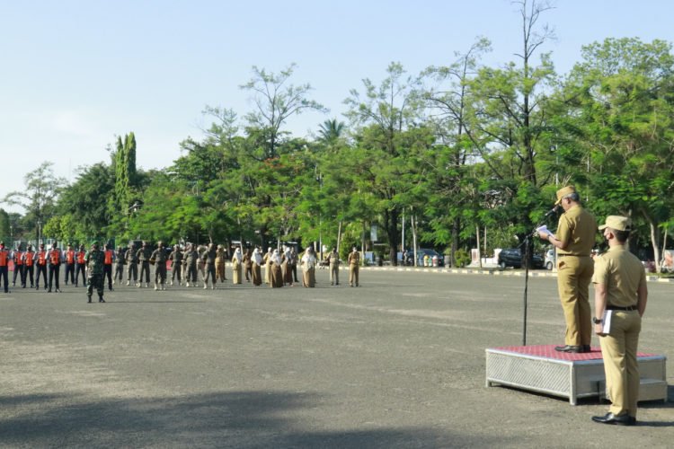 Sekretaris Daerah Kota Banjarbaru, Said Abdullah saat memimpin Apel Upacara Peringatan Hari Pahlawan 10 November 2020 di Lapangan Murdjani Kota Banjarbaru, (10/11).