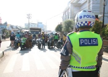 Warga Yang Melintas Di Beberapa Jalan Di Martapura Berhenti Untuk Heningkan Cipta