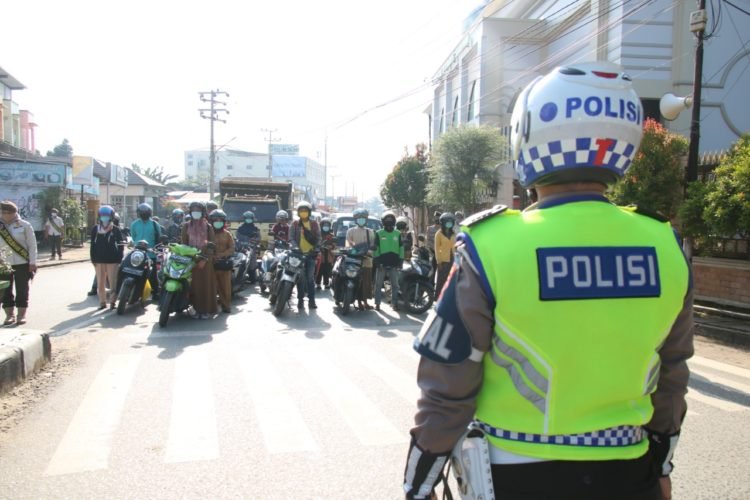 Warga Yang Melintas Di Beberapa Jalan Di Martapura Berhenti Untuk Heningkan Cipta