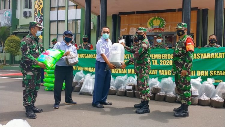 BPPIAT Mandiangin Serahkan Ribuan Benih Ikan Air Tawar Kepada  Kodim Martapura