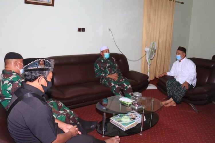 Dandim 1006 Martapura Silaturahmi Kerumah Imam Musholla Ar Raudhah Sekumpul