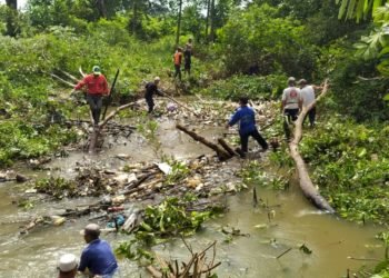 Warga Desa Bincau Bersihkan Sampah Yang Menyumbat Di Aliran Sungai