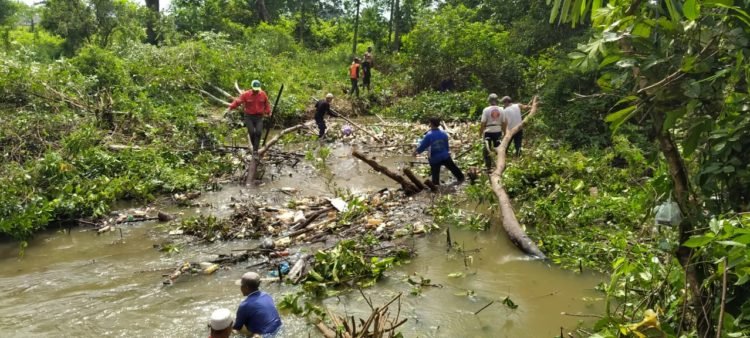 Warga Desa Bincau Bersihkan Sampah Yang Menyumbat Di Aliran Sungai