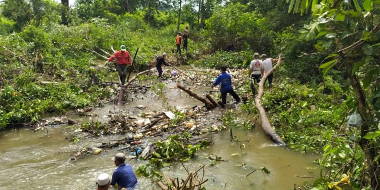 Warga Desa Bincau Bersihkan Sampah Yang Menyumbat Di Aliran Sungai